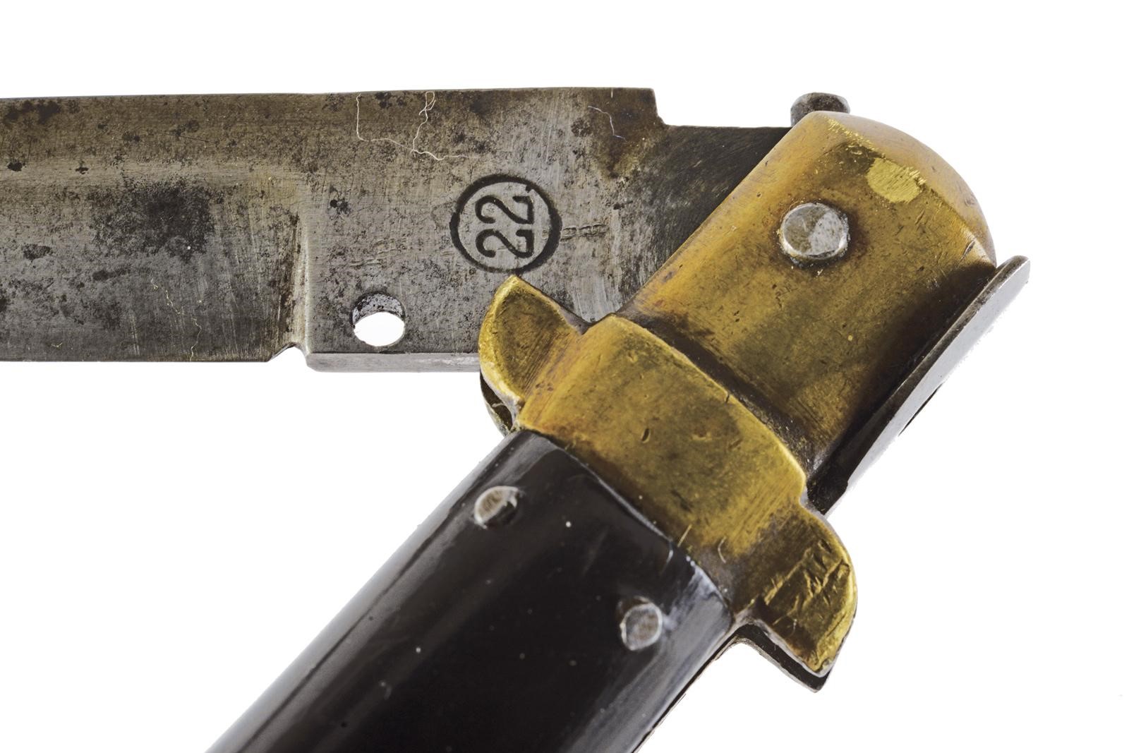 Coltello a scatto con lama pieghevole a filo e controfilo, ghiera in ottone