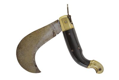 Maniago, Bel coltello pieghevole a roncola con lama curva e tallone marcato