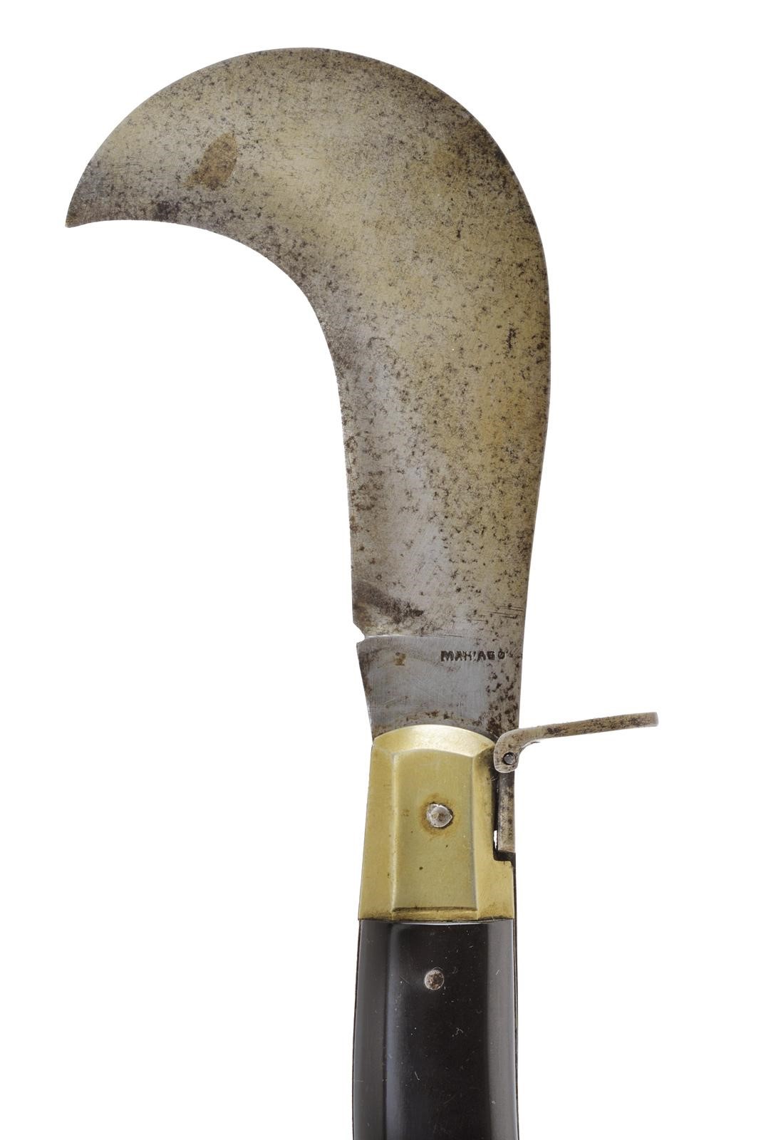 Maniago, Bel coltello pieghevole a roncola con lama curva e tallone marcato