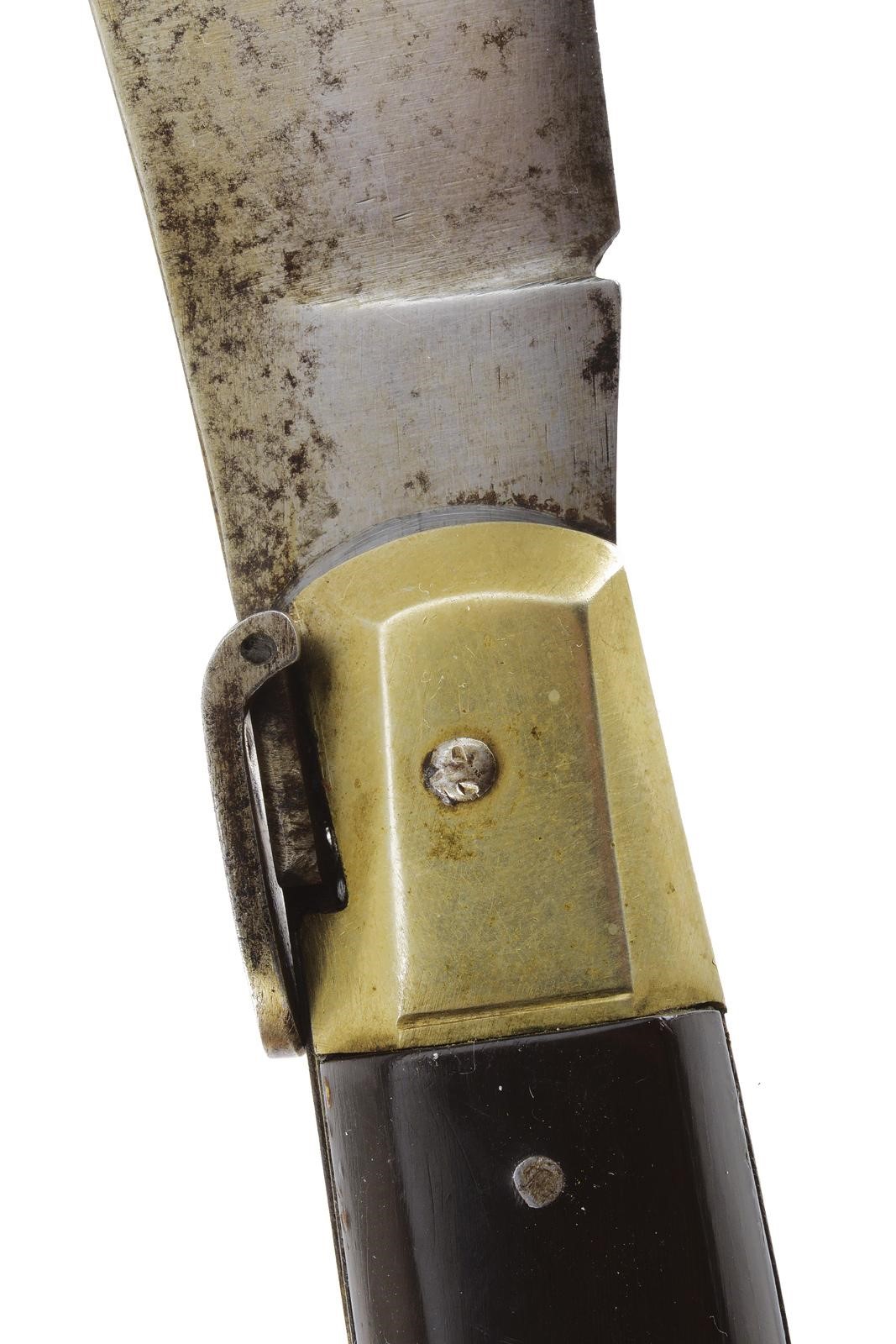 Maniago, Bel coltello pieghevole a roncola con lama curva e tallone marcato