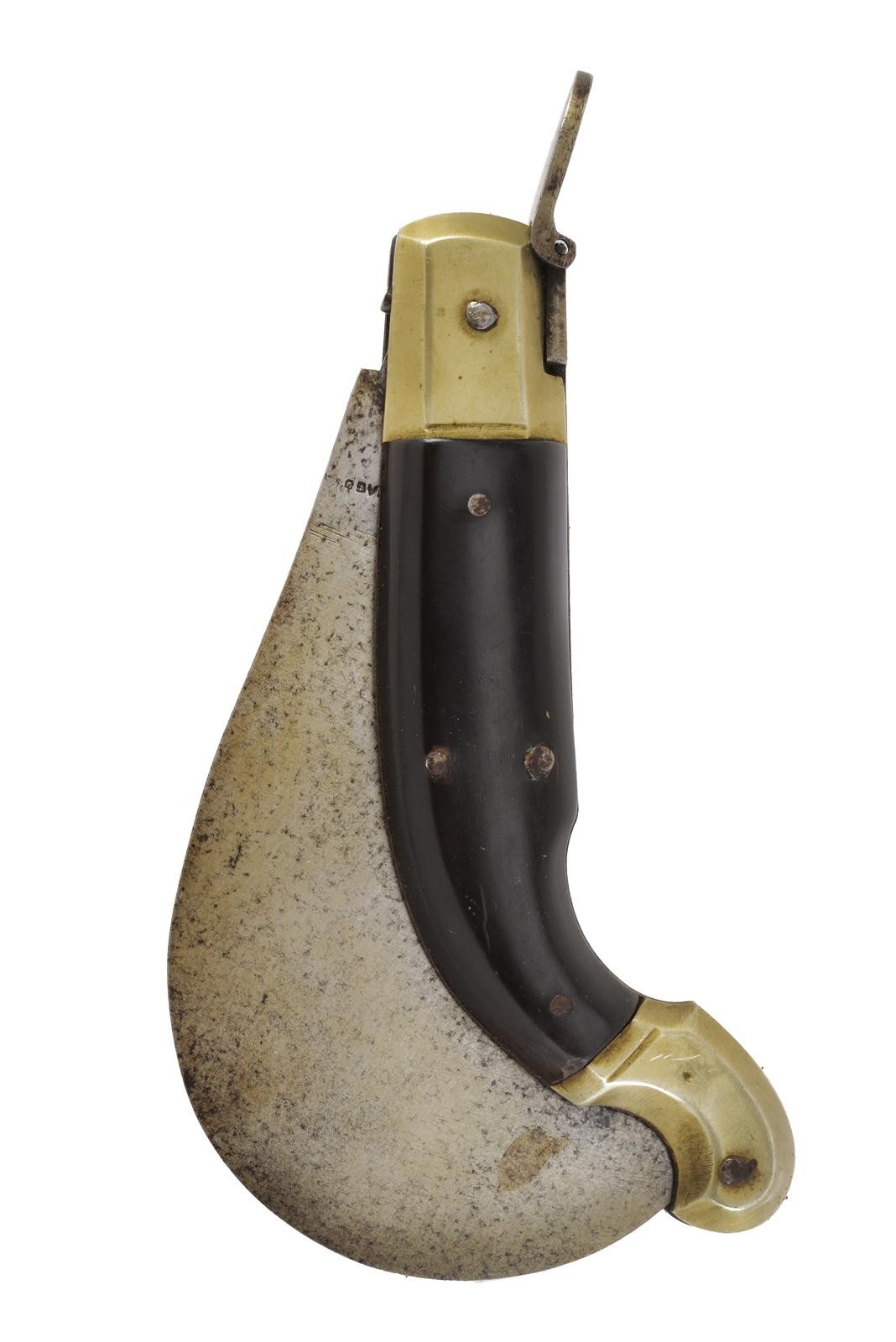 Maniago, Bel coltello pieghevole a roncola con lama curva e tallone marcato