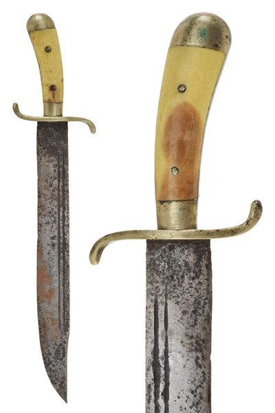 Coltello tipo Bowie, lama a un filo e controfilo con scanalature e punta incavata