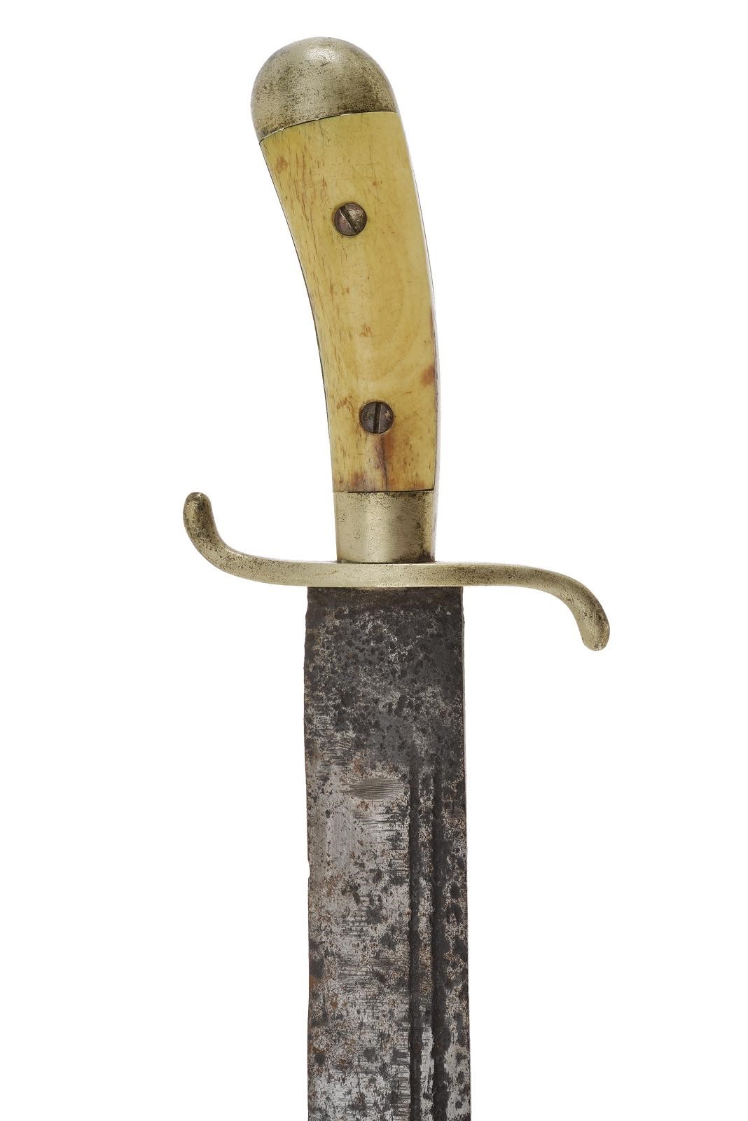 Coltello tipo Bowie, lama a un filo e controfilo con scanalature e punta incavata