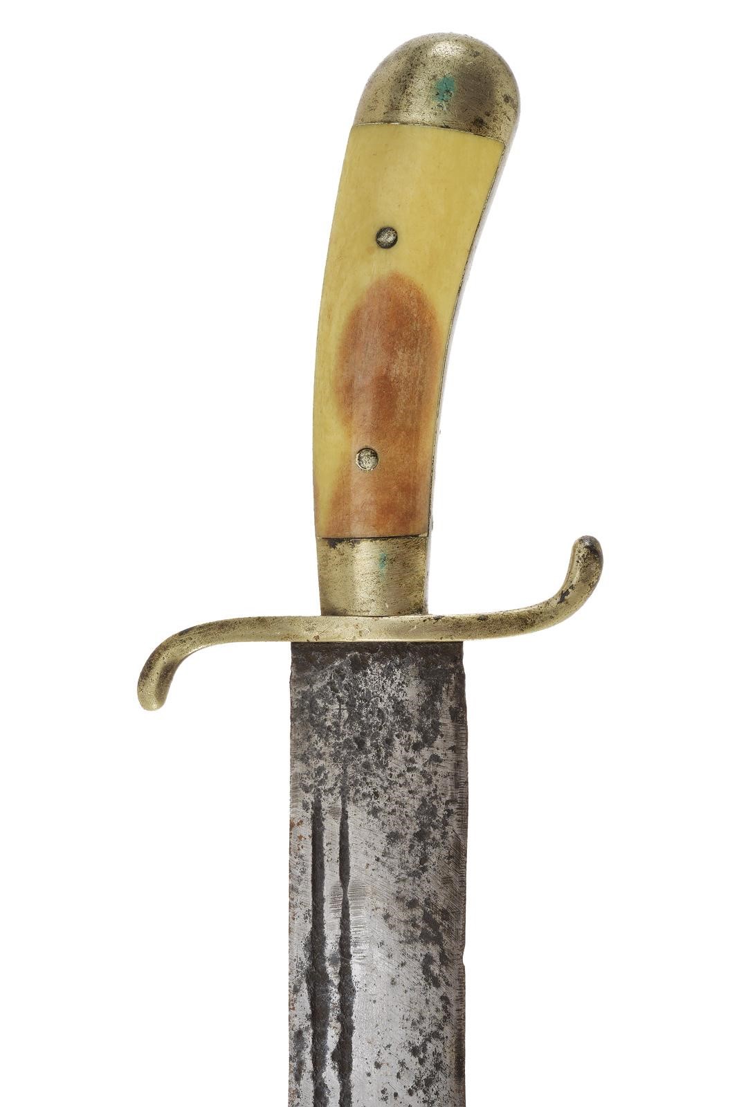 Coltello tipo Bowie, lama a un filo e controfilo con scanalature e punta incavata