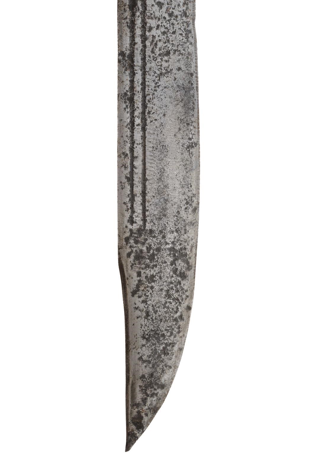 Coltello tipo Bowie, lama a un filo e controfilo con scanalature e punta incavata
