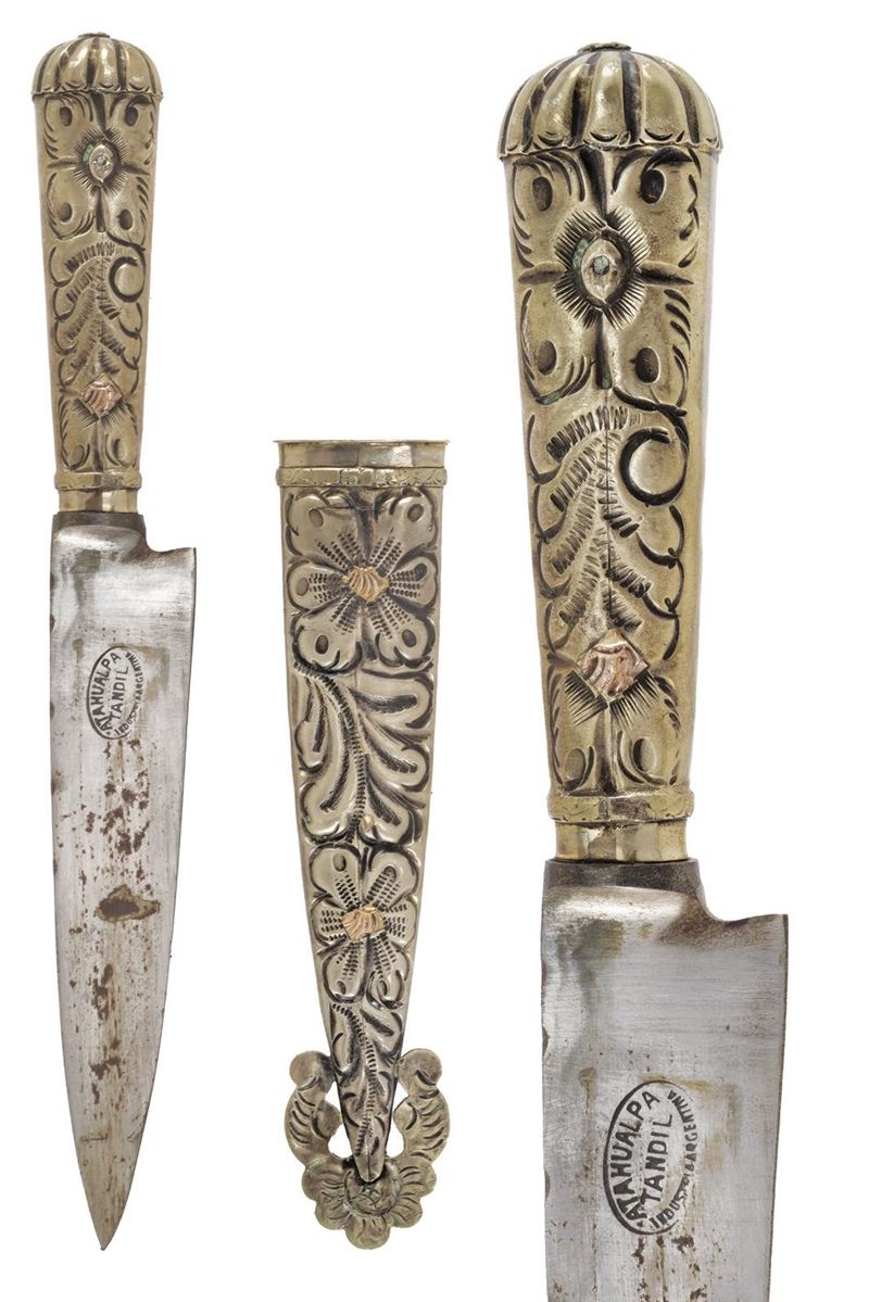Coltello da gaucho, lama dritta incisa e marchiata “ATAHULPA TANDIL INDUSTRIA ARGENTINA”, alpacca...