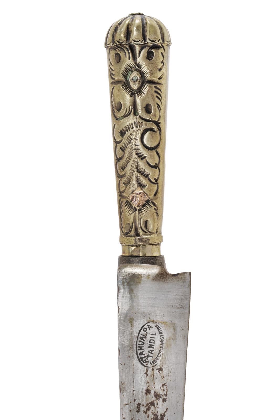 Coltello da gaucho, lama dritta incisa e marchiata “ATAHULPA TANDIL INDUSTRIA ARGENTINA”, alpacca...