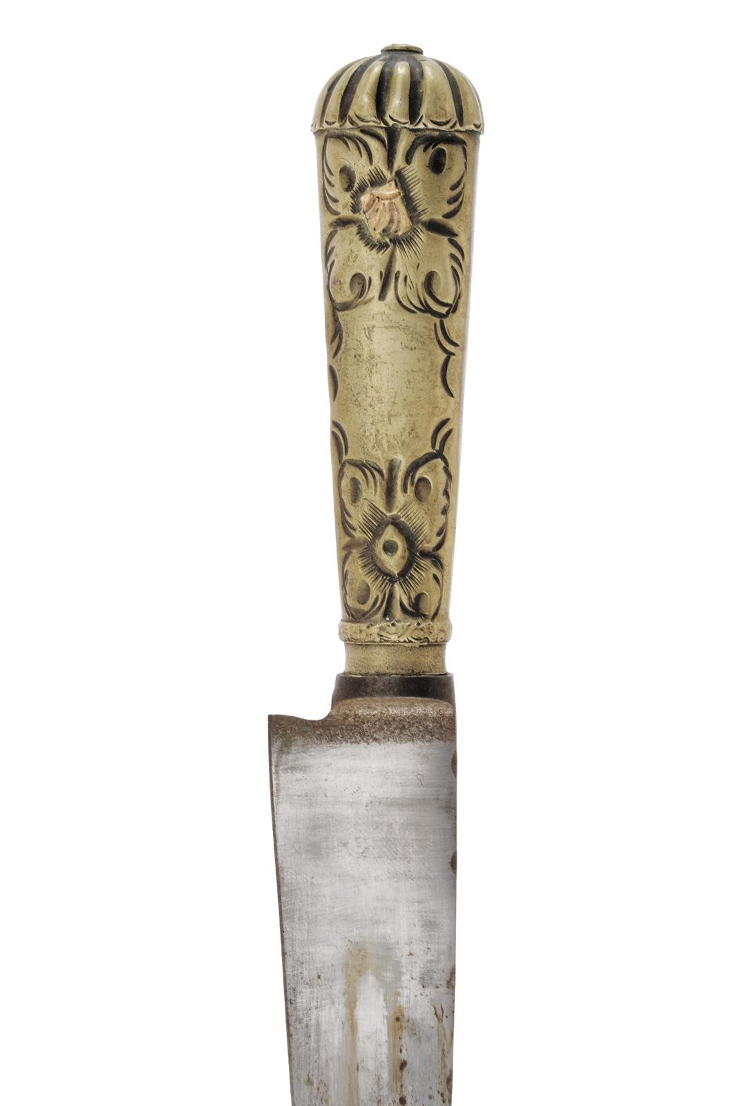Coltello da gaucho, lama dritta incisa e marchiata “ATAHULPA TANDIL INDUSTRIA ARGENTINA”, alpacca...