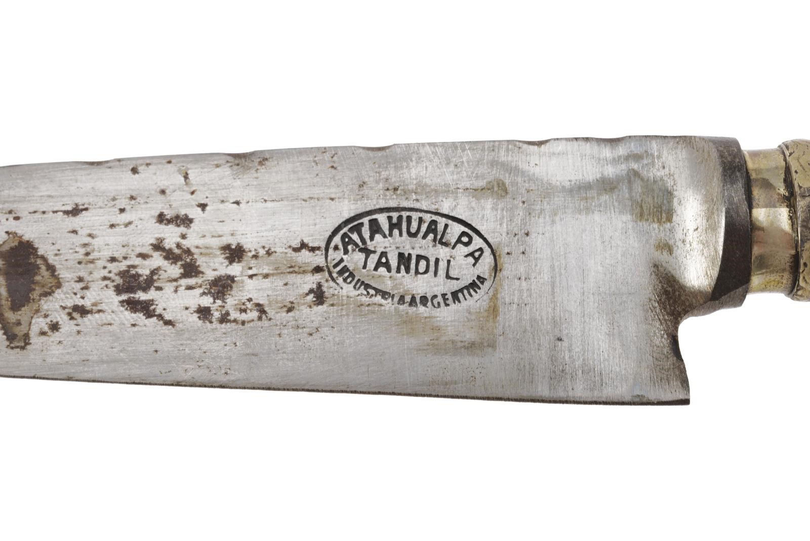 Coltello da gaucho, lama dritta incisa e marchiata “ATAHULPA TANDIL INDUSTRIA ARGENTINA”, alpacca...