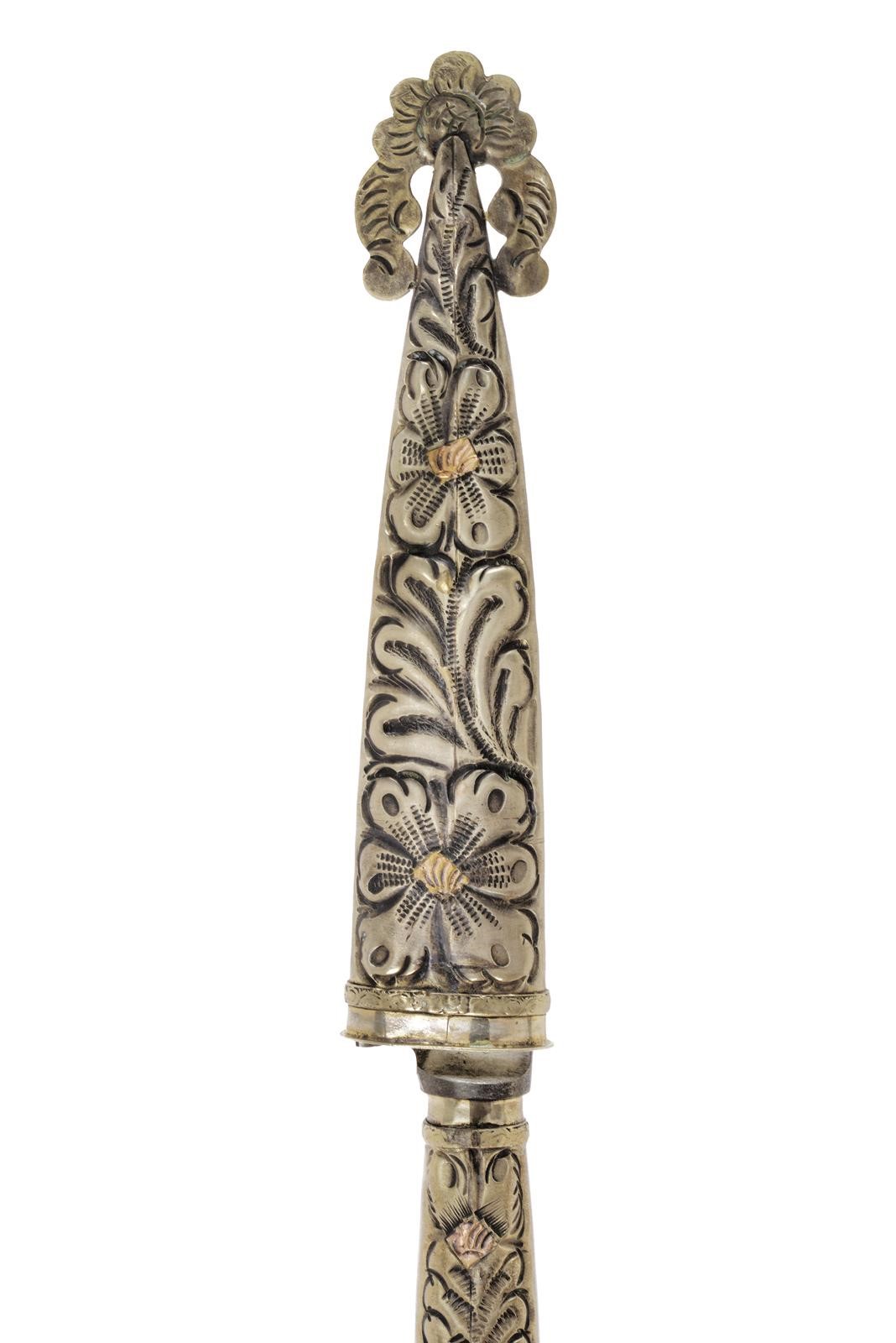 Coltello da gaucho, lama dritta incisa e marchiata “ATAHULPA TANDIL INDUSTRIA ARGENTINA”, alpacca...