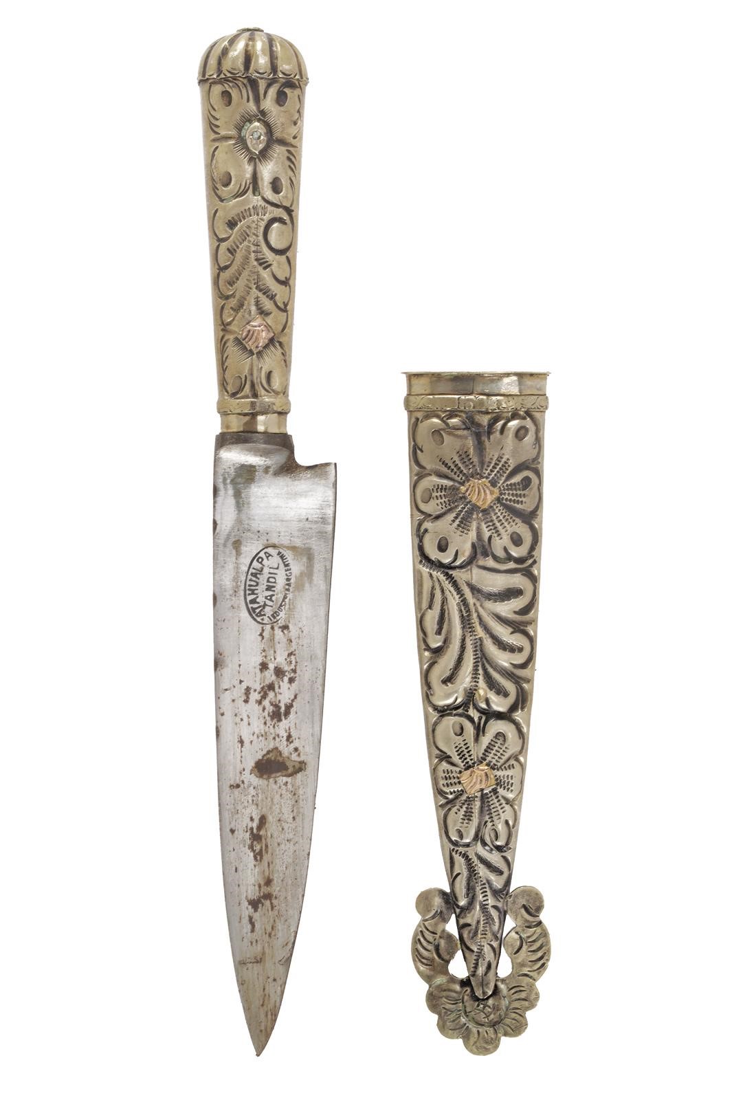 Coltello da gaucho, lama dritta incisa e marchiata “ATAHULPA TANDIL INDUSTRIA ARGENTINA”, alpacca...