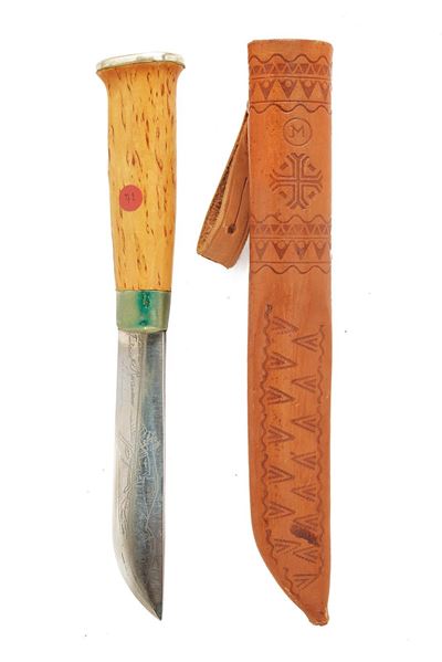 Coltello finlandese, lama a un filo incisa, impugnatura in legno con fornimenti in metallo bianco...