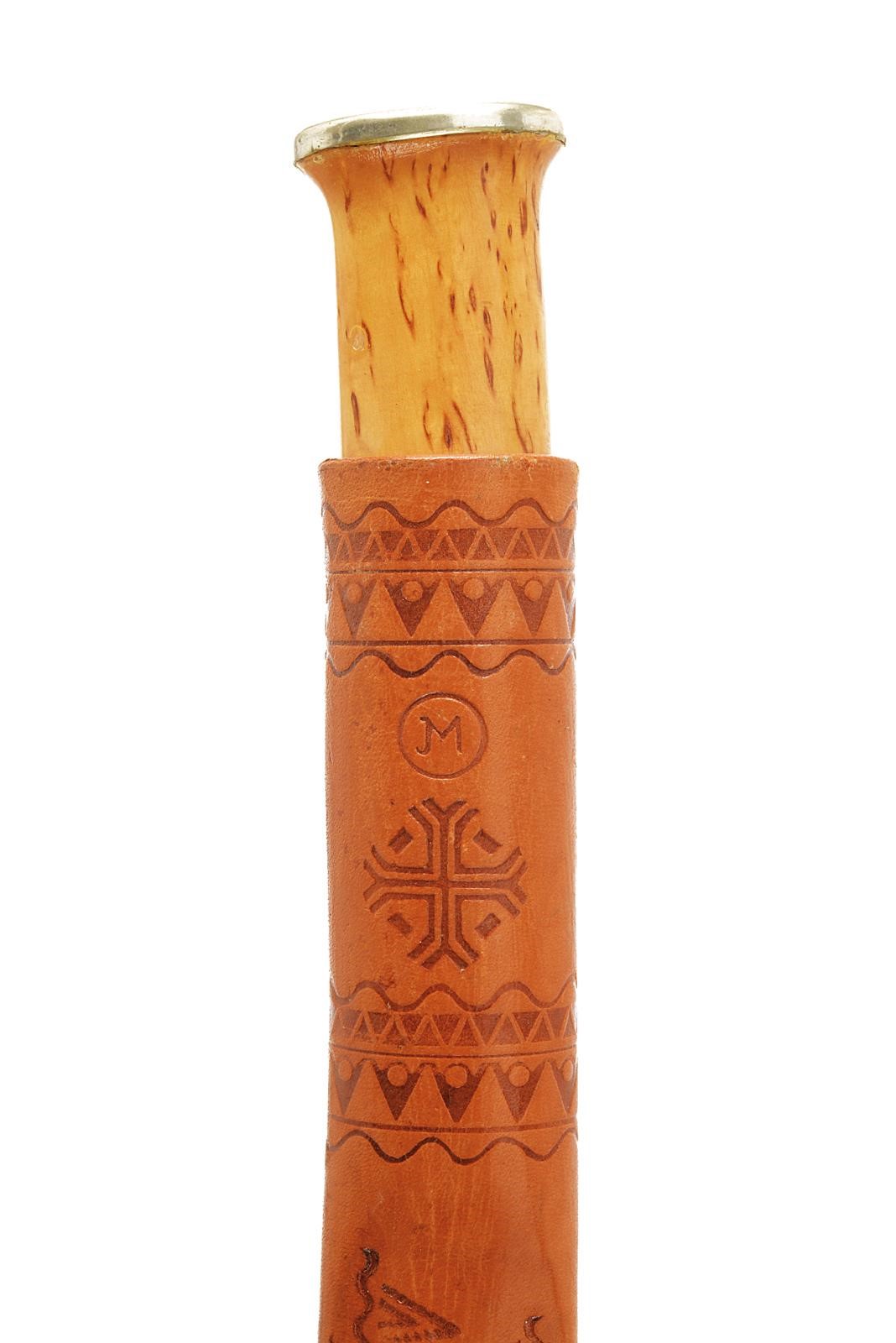 Coltello finlandese, lama a un filo incisa, impugnatura in legno con fornimenti in metallo bianco...