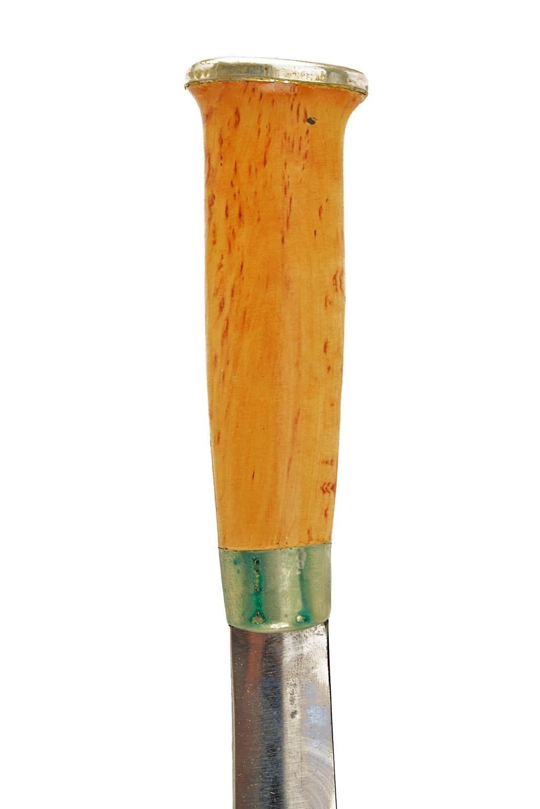 Coltello finlandese, lama a un filo incisa, impugnatura in legno con fornimenti in metallo bianco...