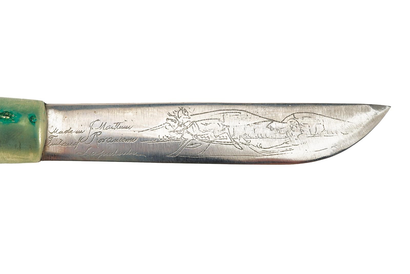 Coltello finlandese, lama a un filo incisa, impugnatura in legno con fornimenti in metallo bianco...