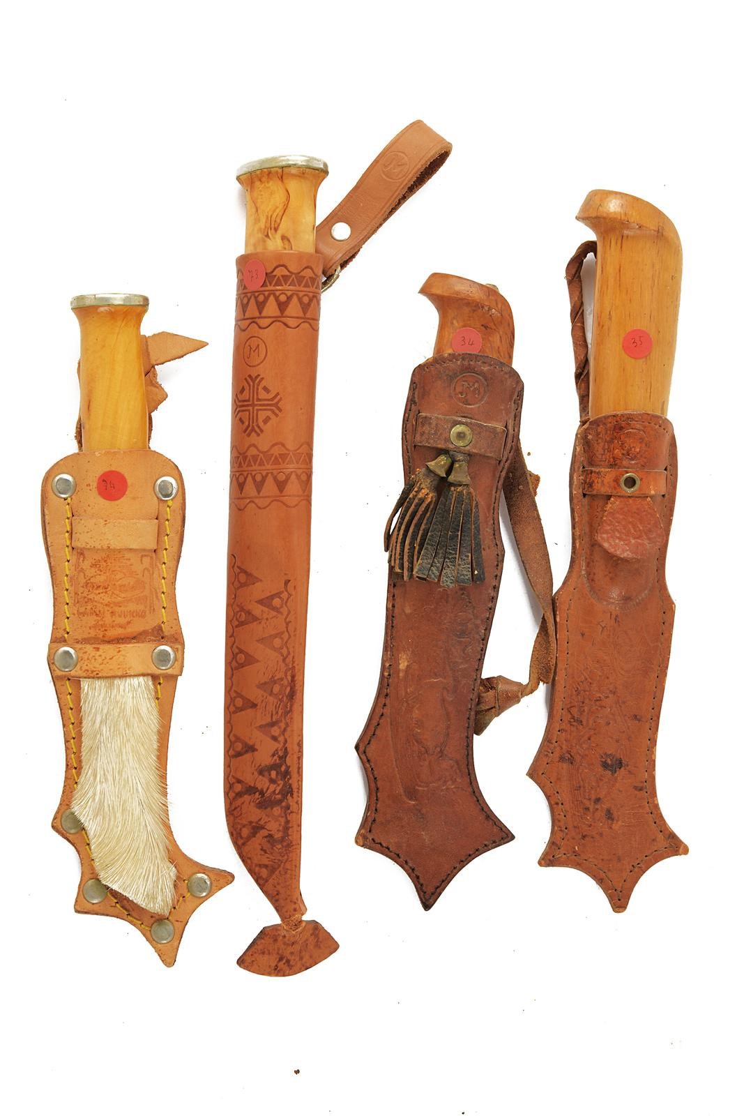 Quattro coltelli, lame incise e fodero in cuoio (misure 17–21 cm)