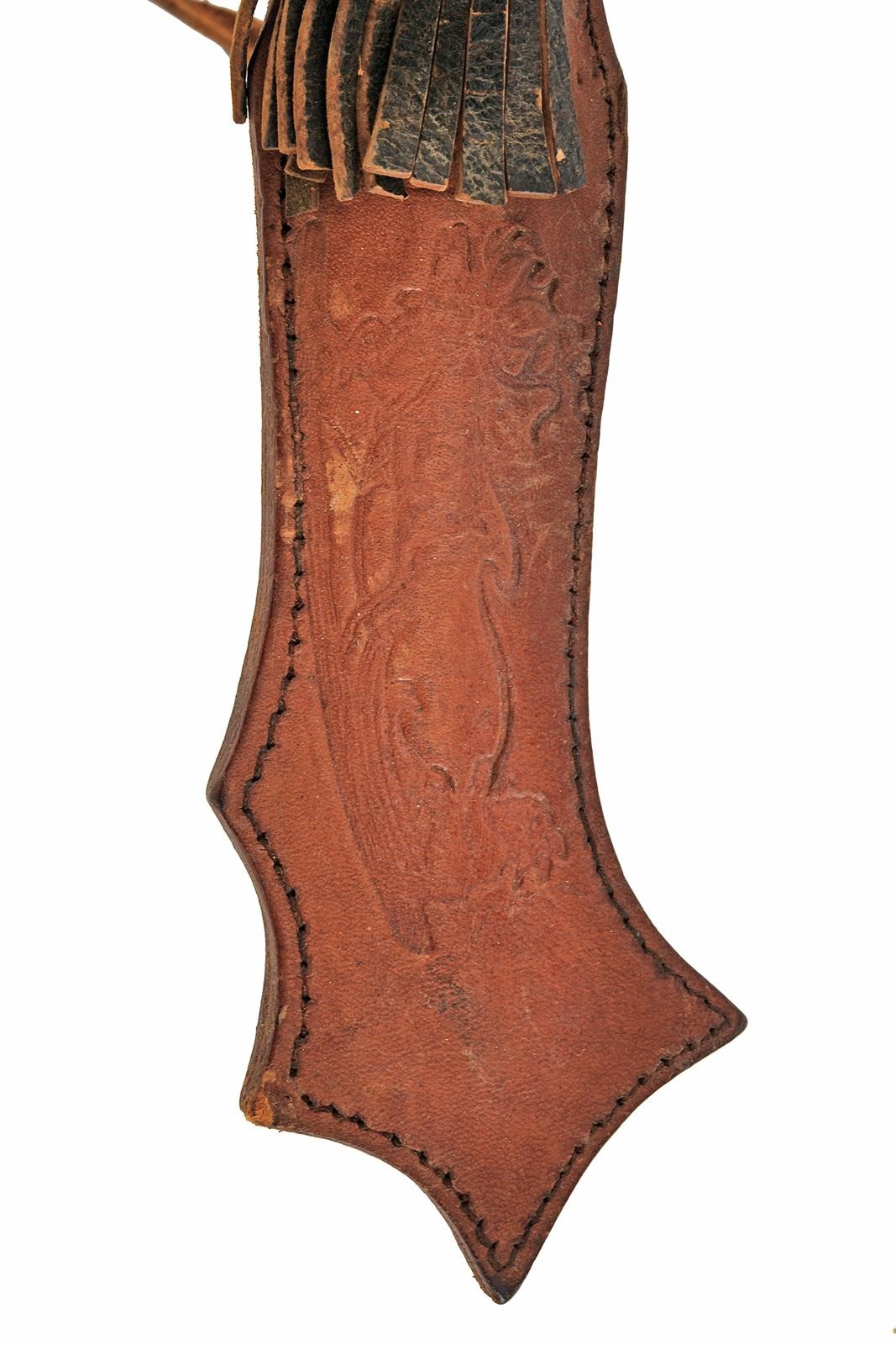 Quattro coltelli, lame incise e fodero in cuoio (misure 17–21 cm)