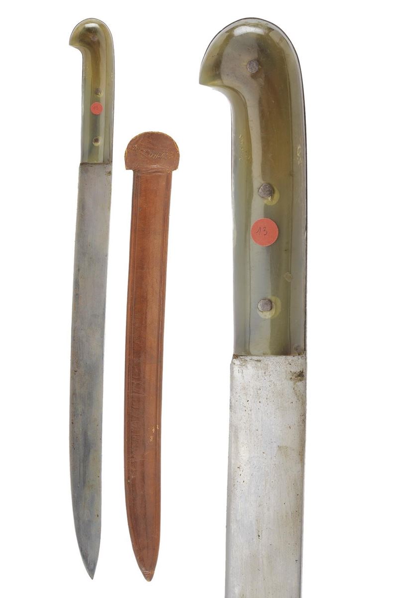 Lungo coltello inglese, lama a un filo con scanalatura dorsale e marchio “SAM.L KITCHIN”