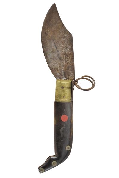 Coltello a serramanico, lama a taglio tondo incavata, guancette in corno