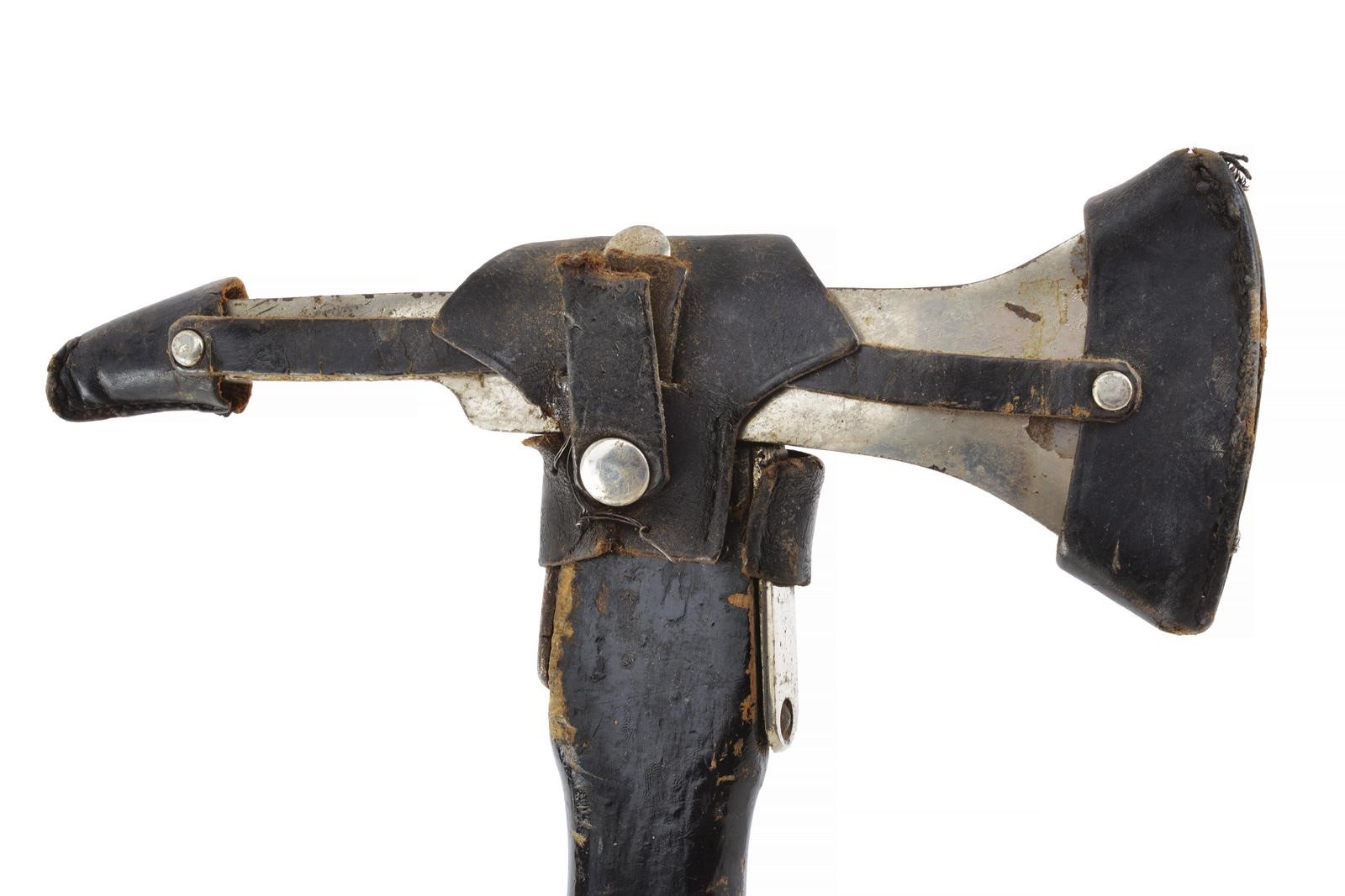 Ascia da pompiere, scure in ferro nichelato e fusto in legno laccato nero