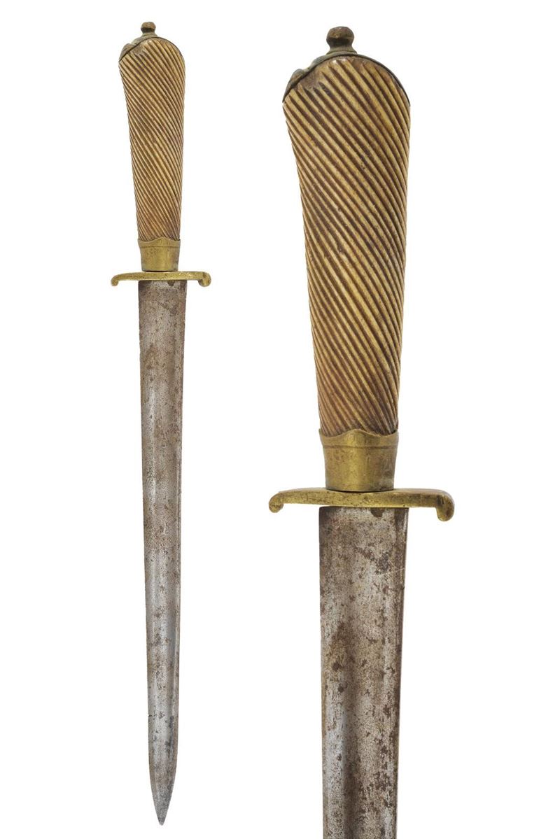 Coltello da caccia, lama a un filo con controfilo e sguscio centrale