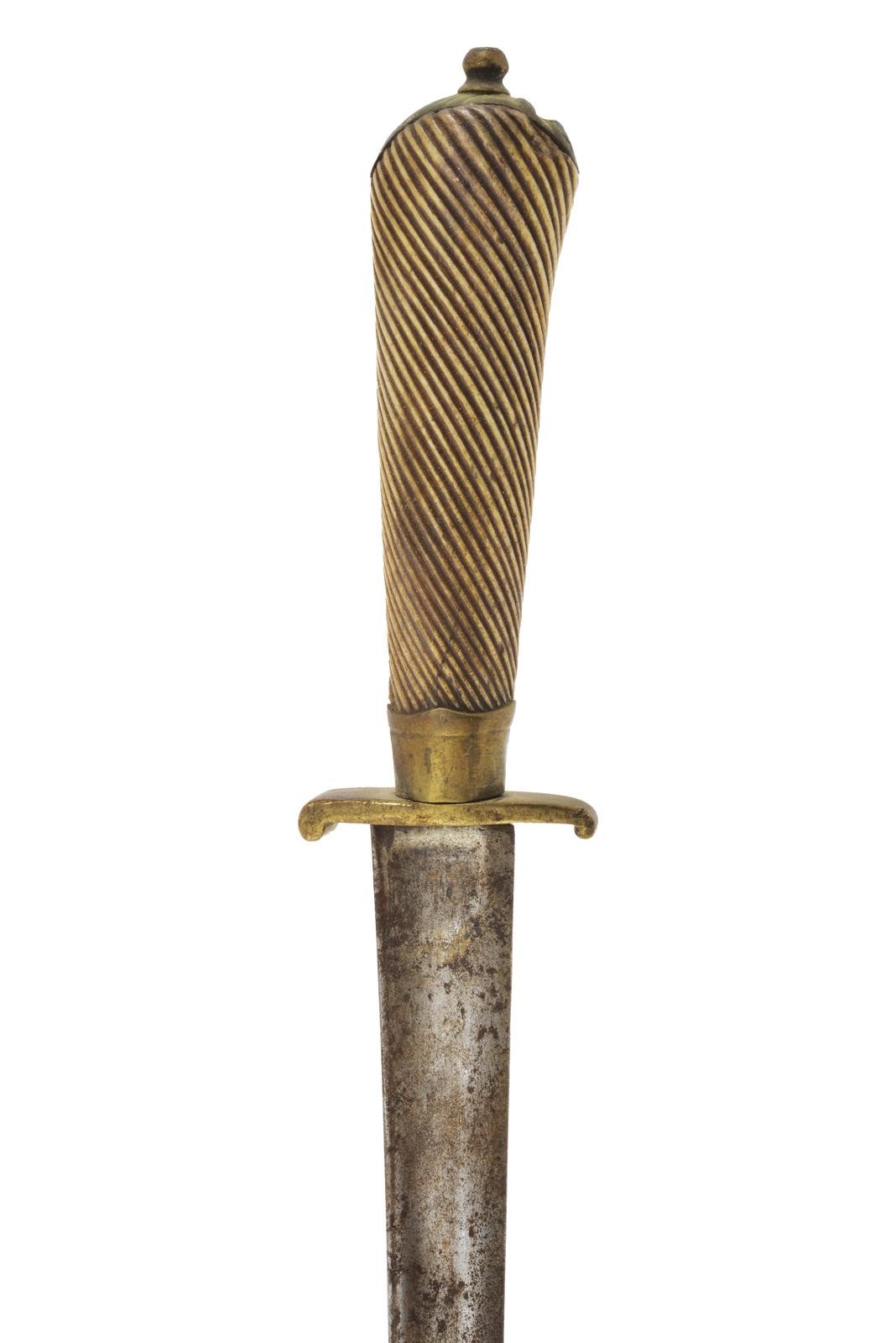 Coltello da caccia, lama a un filo con controfilo e sguscio centrale