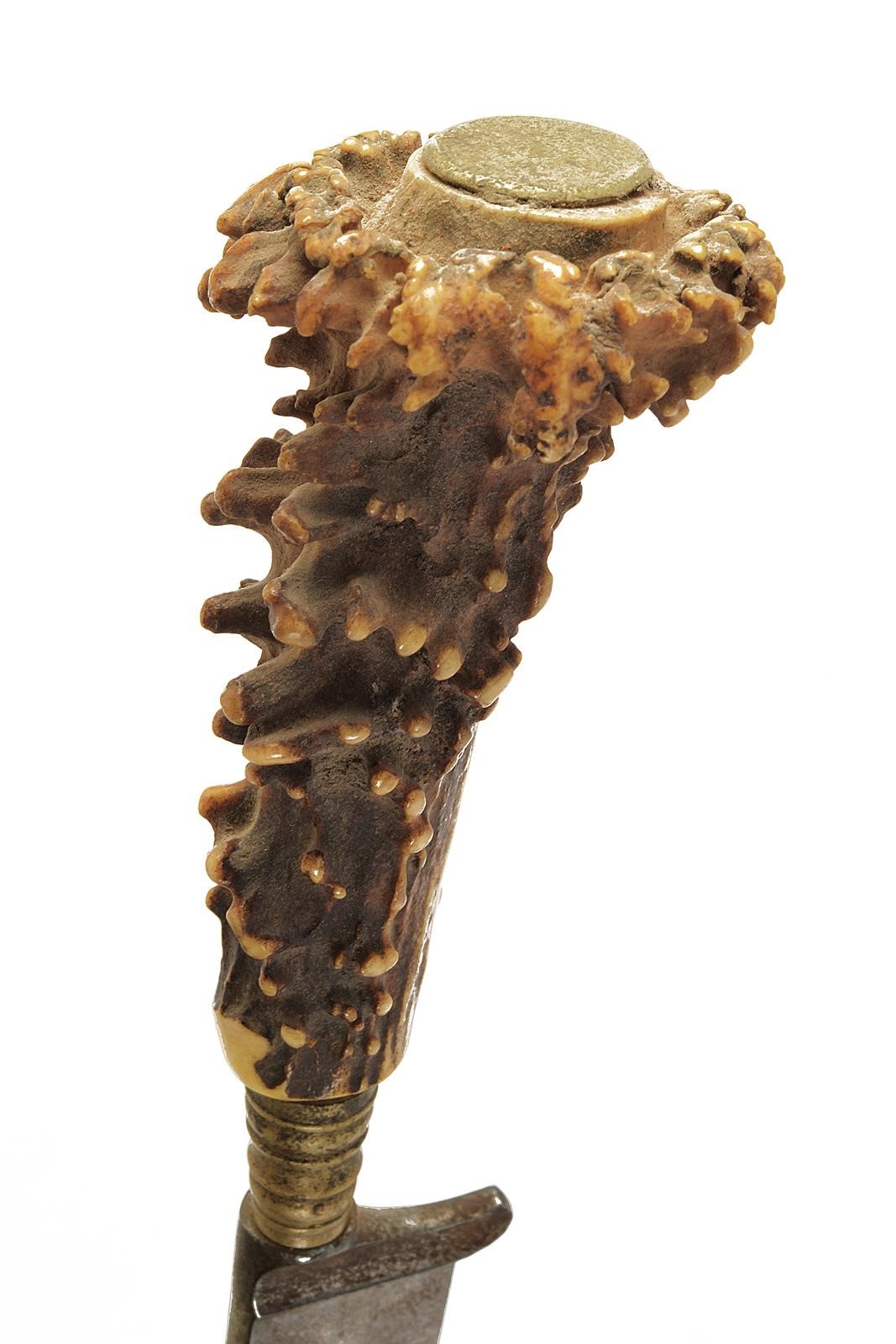 Lotto di quattro pugnali da caccia, quattro impugnature in corno di cervo, lunghezze 20,5–39 cm