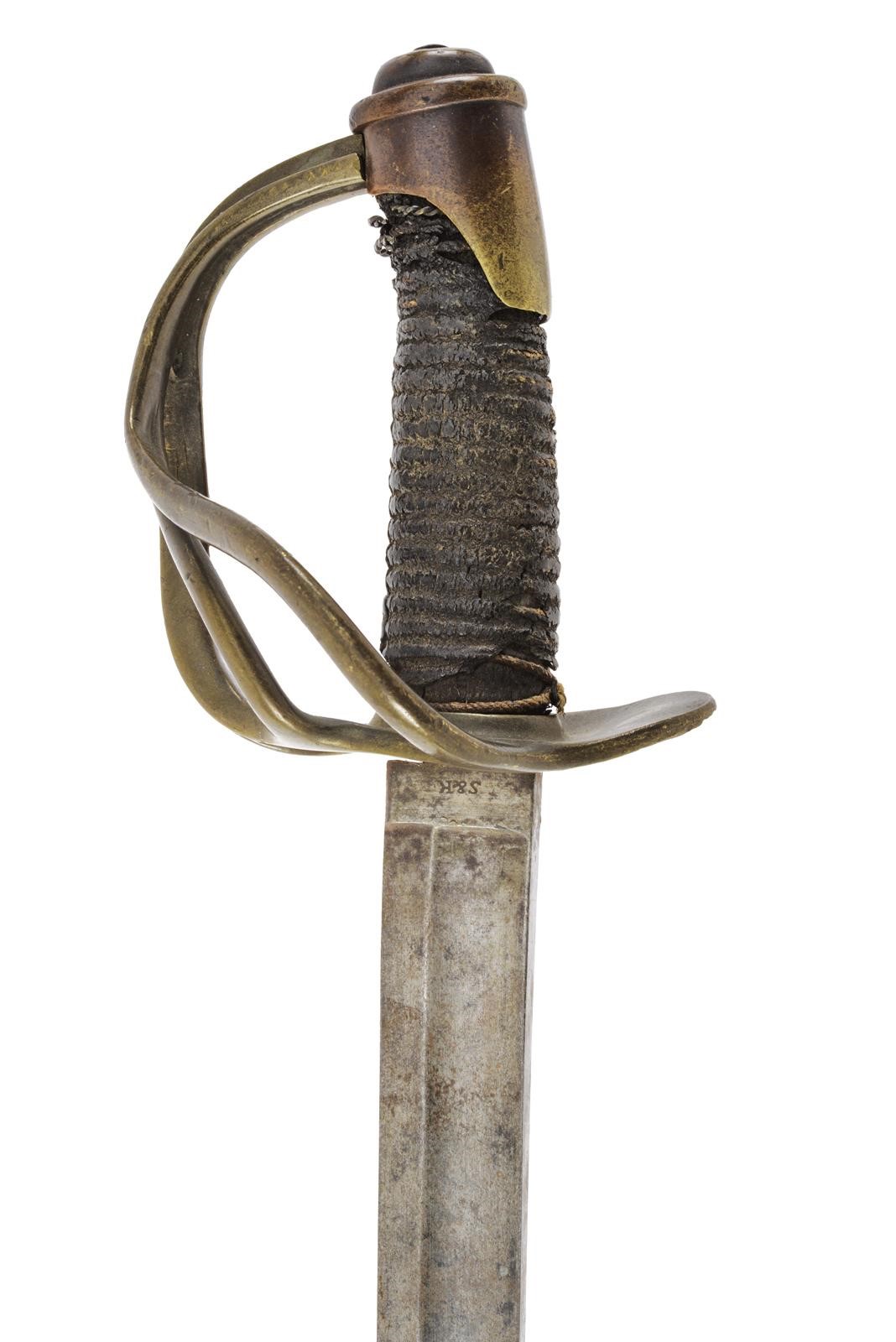 Sciabola da cavalleria, lama curva larga con marcatura “S&K”, bronzo e resti di rivestimento in c...