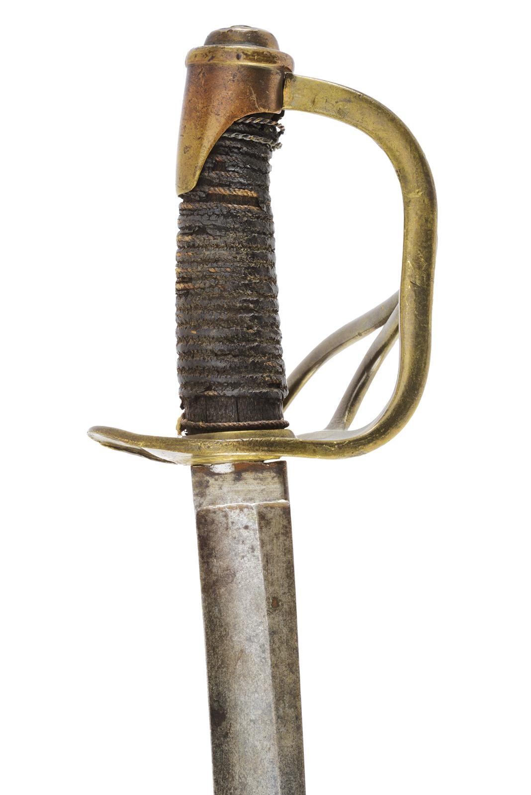 Sciabola da cavalleria, lama curva larga con marcatura “S&K”, bronzo e resti di rivestimento in c...