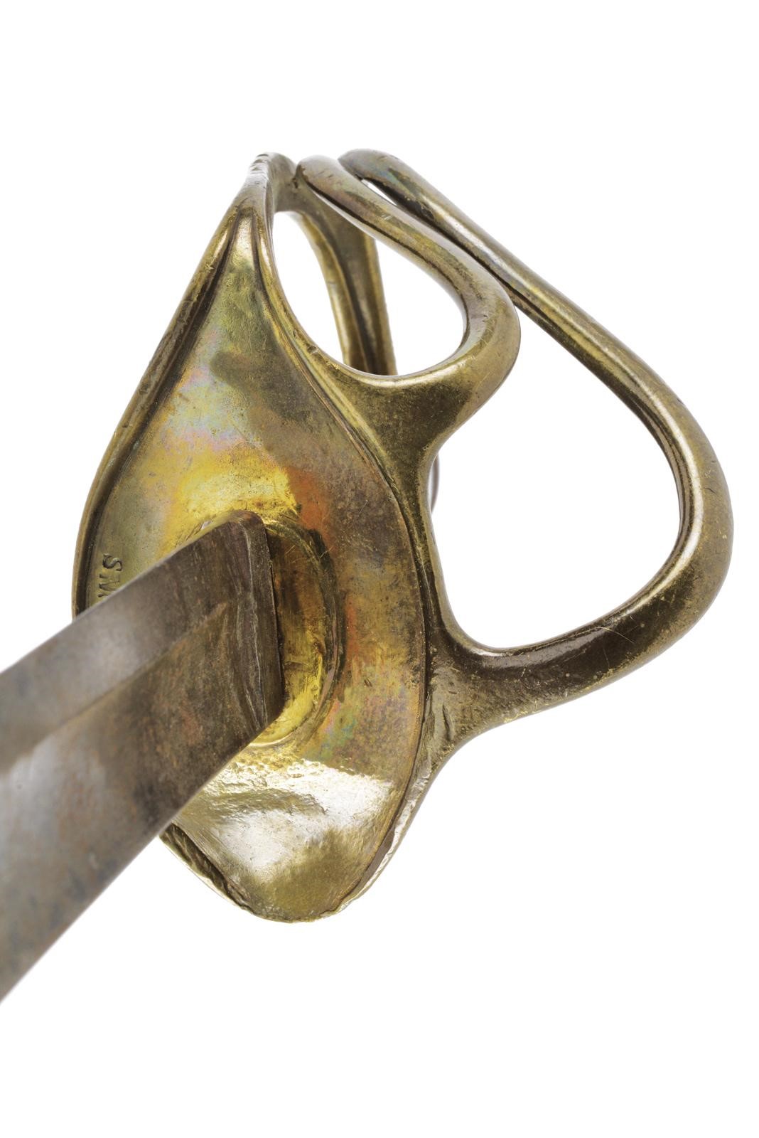 Sciabola da cavalleria, lama curva larga con marcatura “S&K”, bronzo e resti di rivestimento in c...
