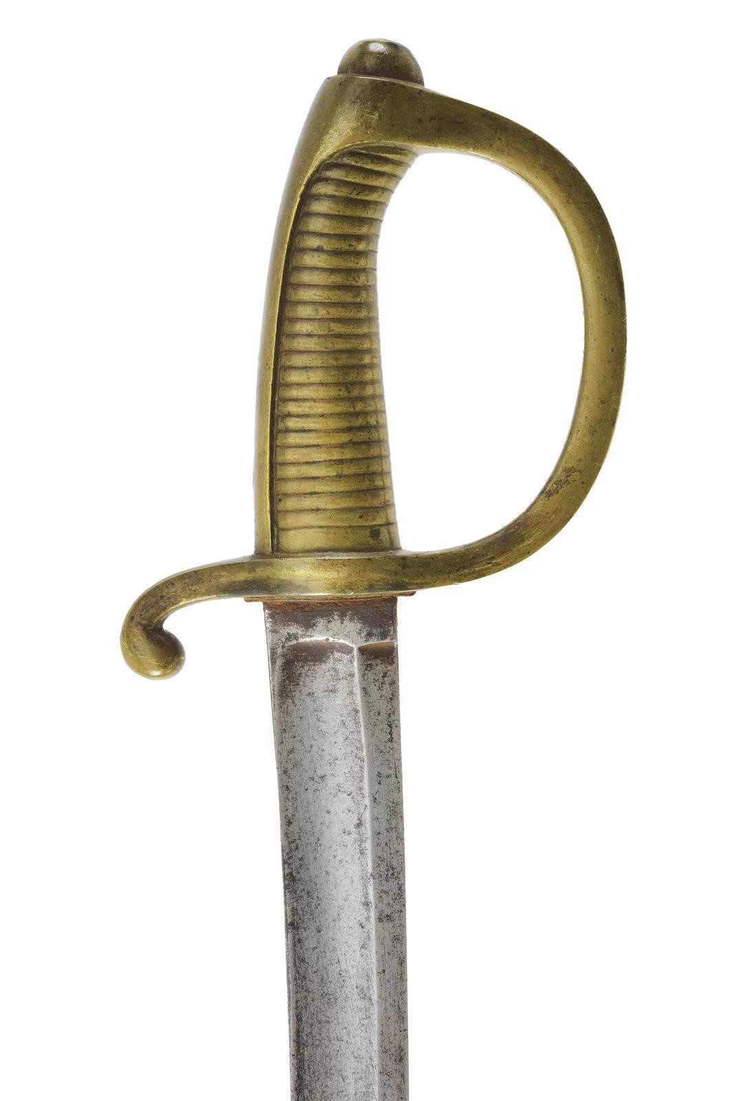 Sabre briquet, lama curva a un filo con sguscio e tallone, fornimento in ottone massiccio