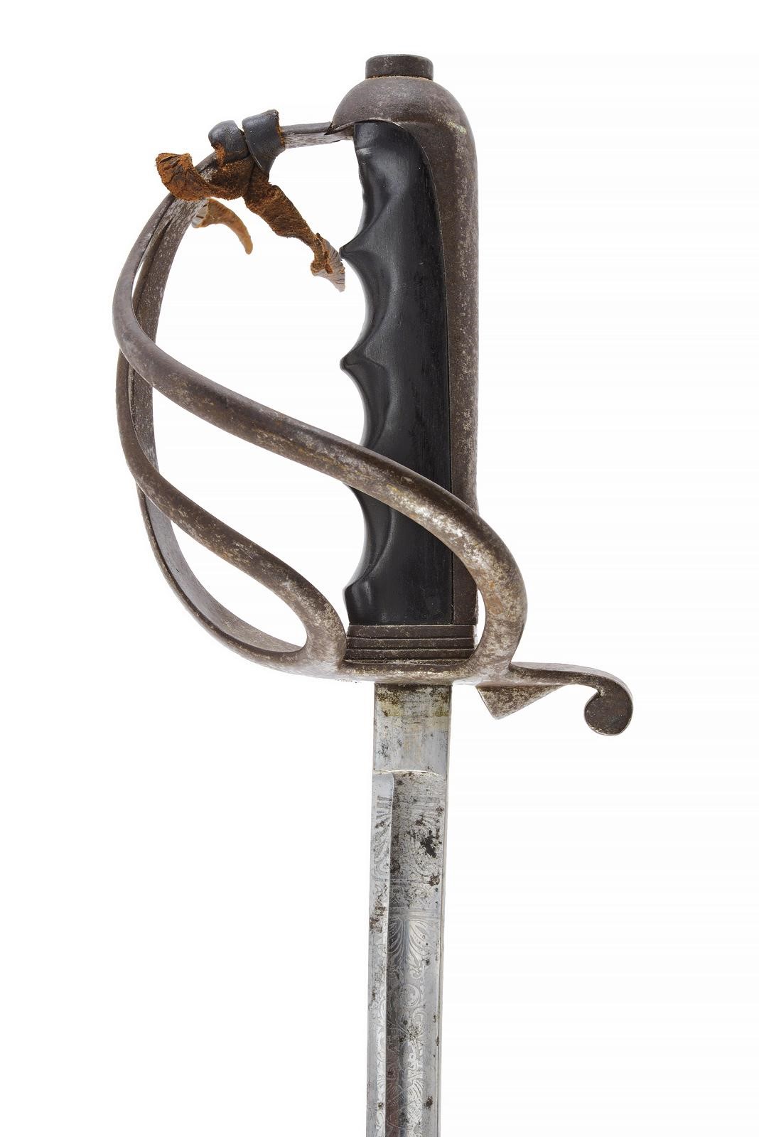 Italia, Coppia di sciabole Mod. 1888 con lame dritte e curve, incisioni e relativi fodero