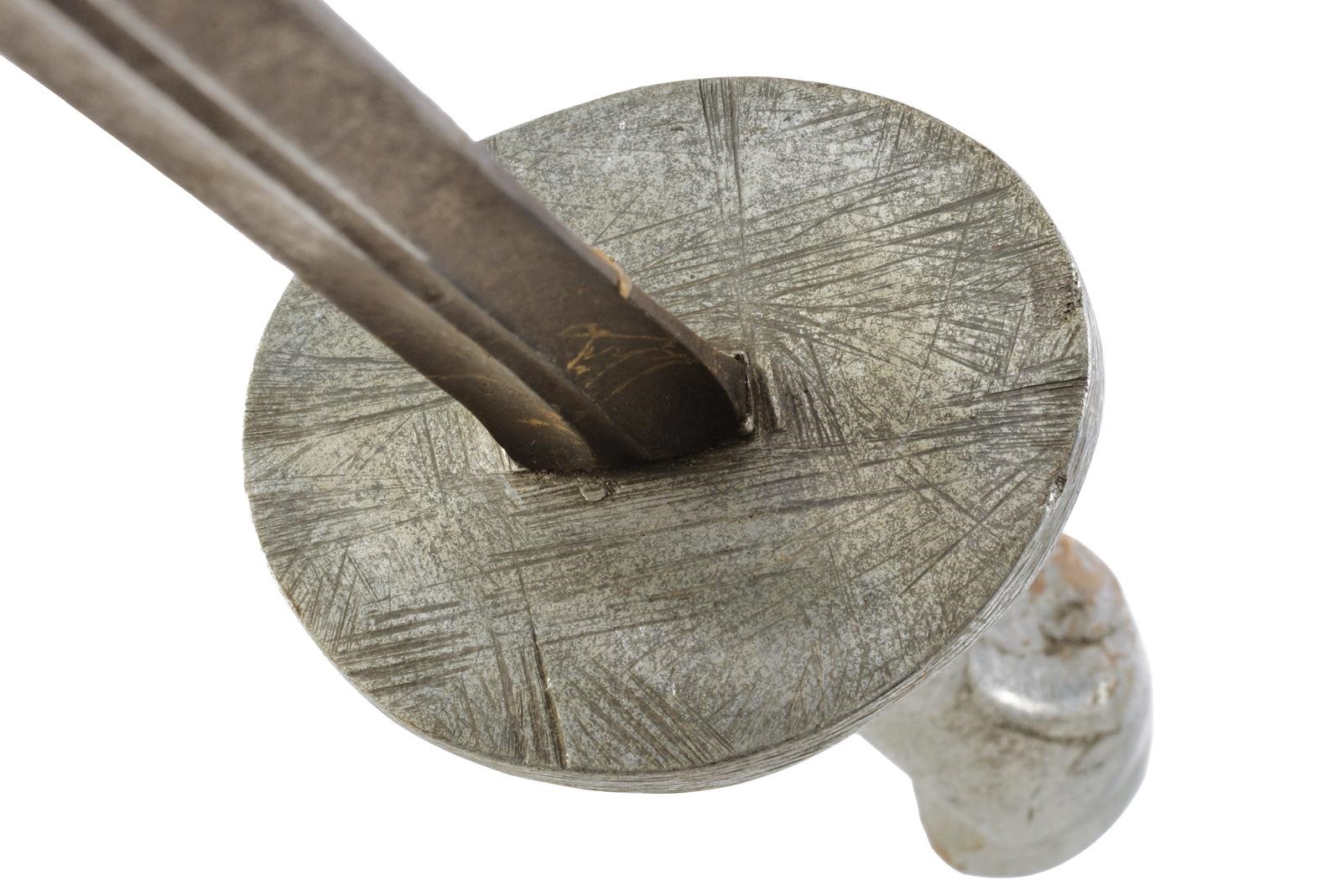 Militaria, Lotto di due spade e una sciabola (XIX secolo), lame con scanalature e impugnature in ...