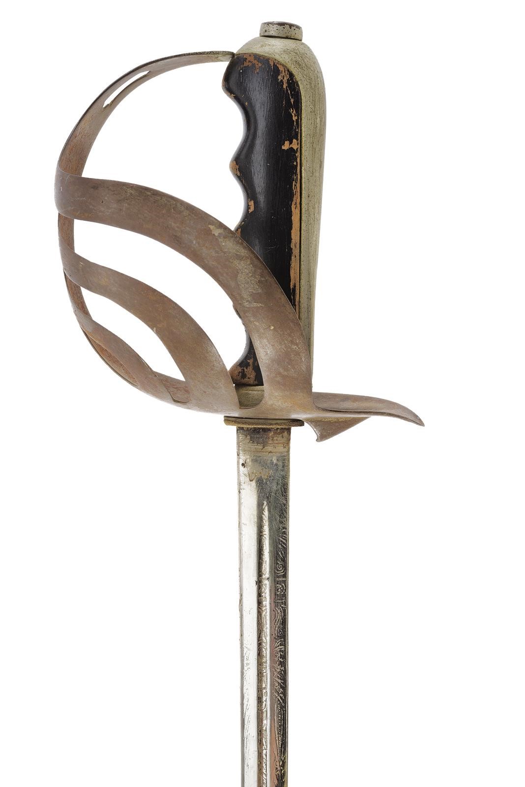 Militaria, Lotto di due spade e una sciabola (XIX secolo), lame con scanalature e impugnature in ...