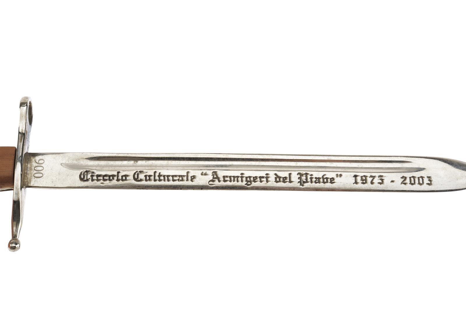 Miniatura di baionetta mod. 1891, metallo bianco con guancette in legno