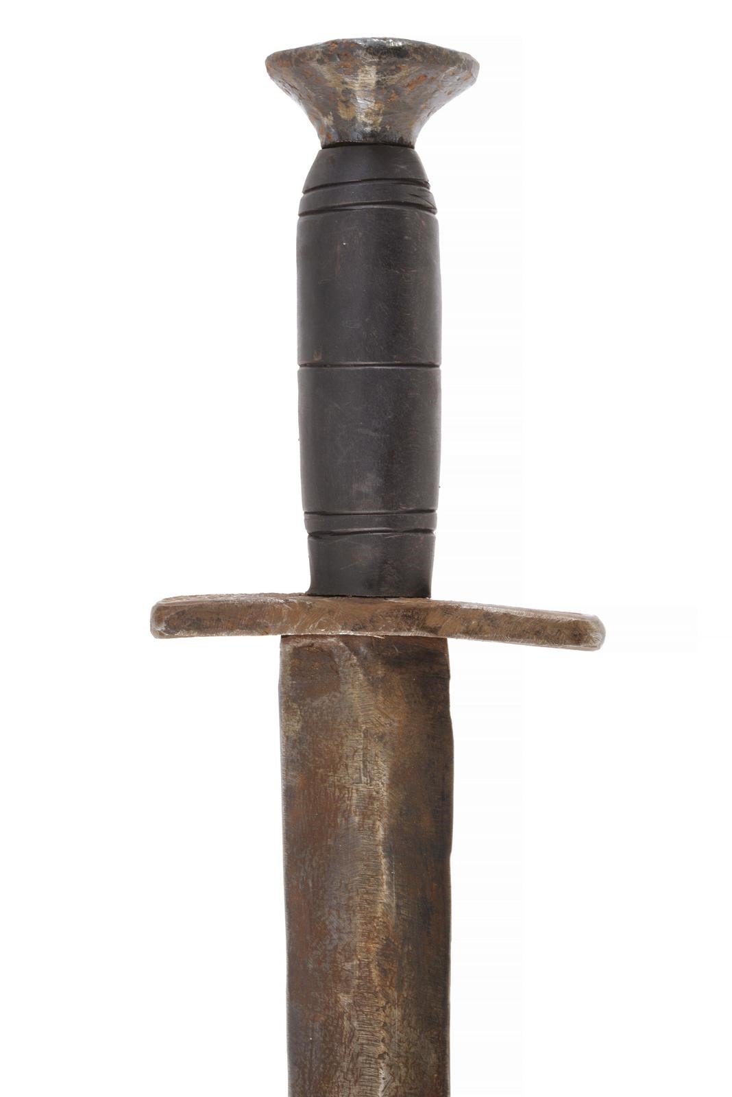 Militaria, Pugnale in stile del XVI secolo, lama a due fili e fodero in legno rivestito di cuoio