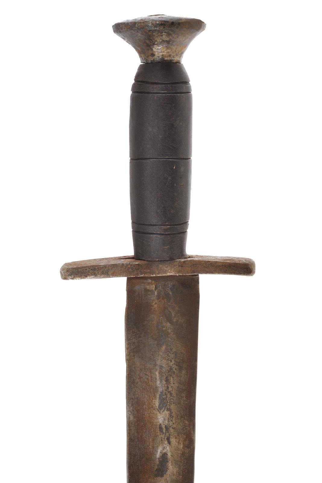 Militaria, Pugnale in stile del XVI secolo, lama a due fili e fodero in legno rivestito di cuoio
