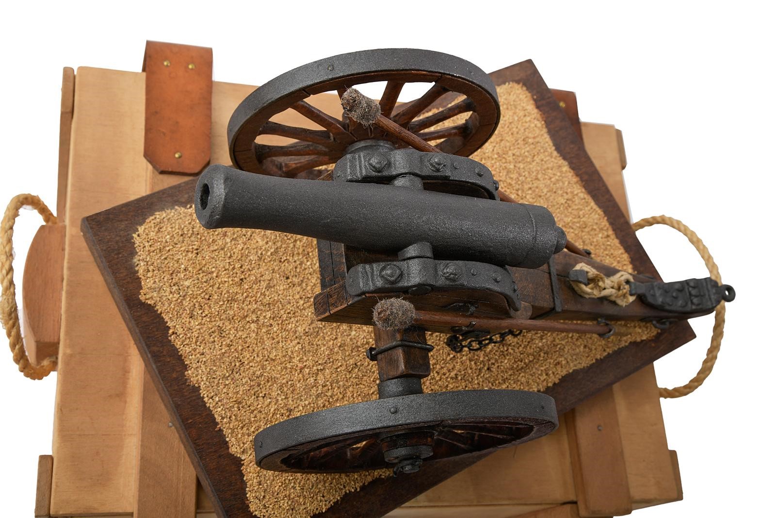 Modello di cannone, Europa, con scatola in legno
