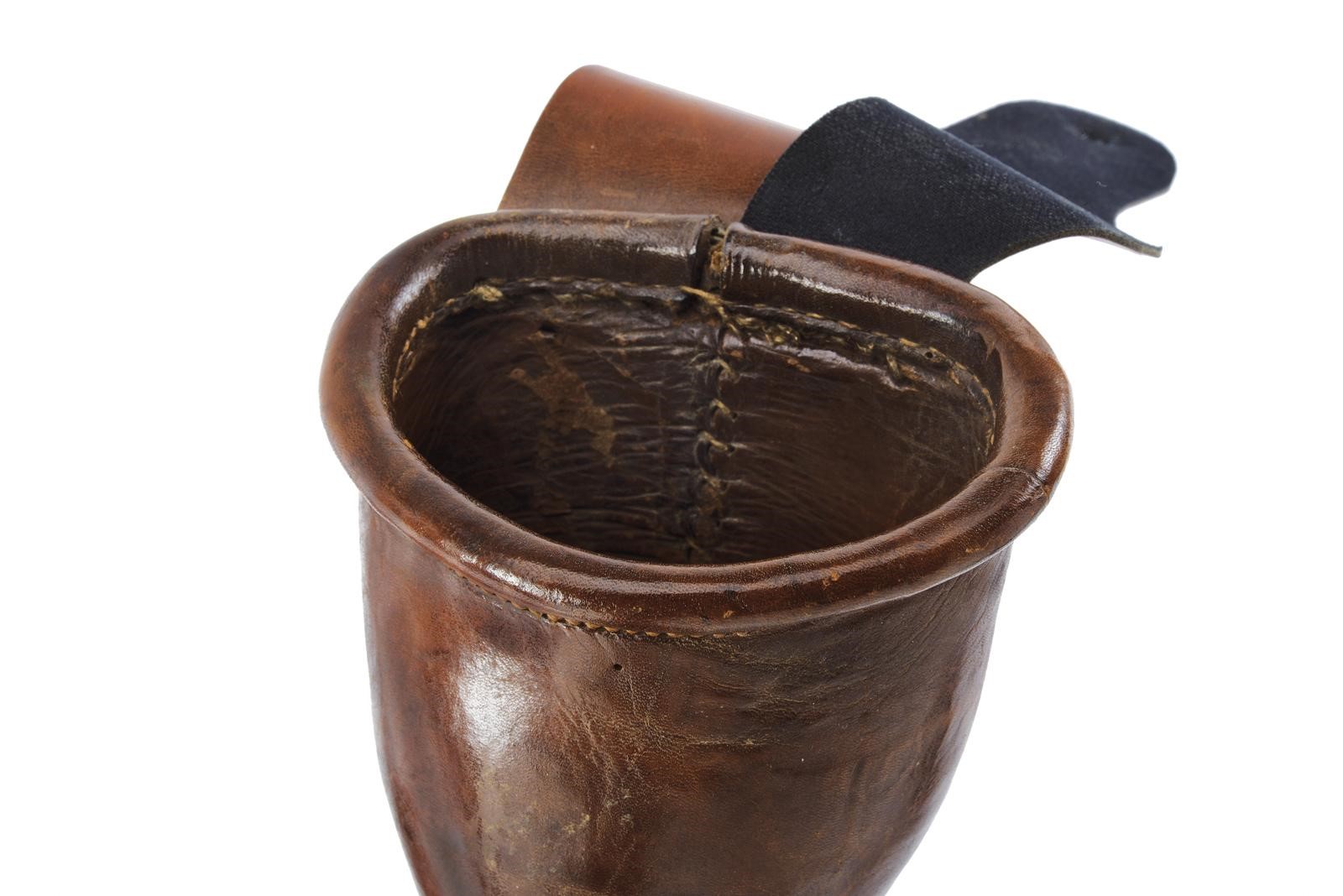 Paio di fonde in cuoio marrone con puntali in ottone inciso