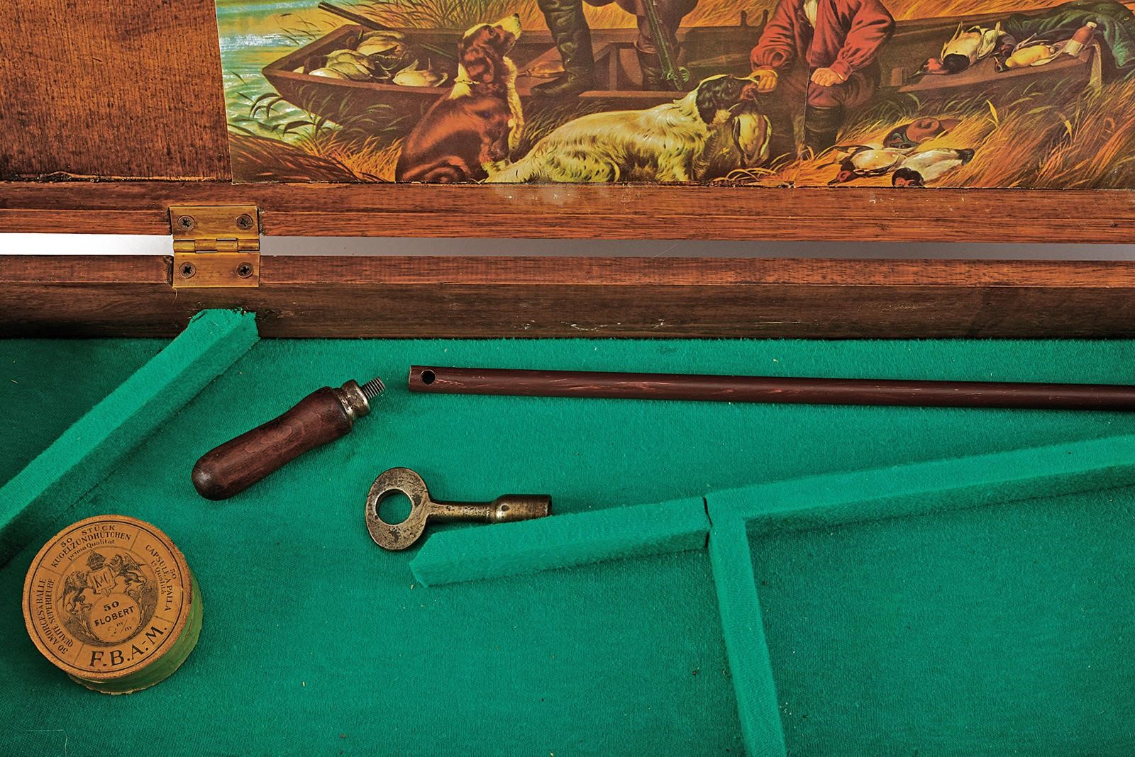 Cassetta per pistola, in legno con rivestimento tessile verde marino e chiusura a gancio in ferro