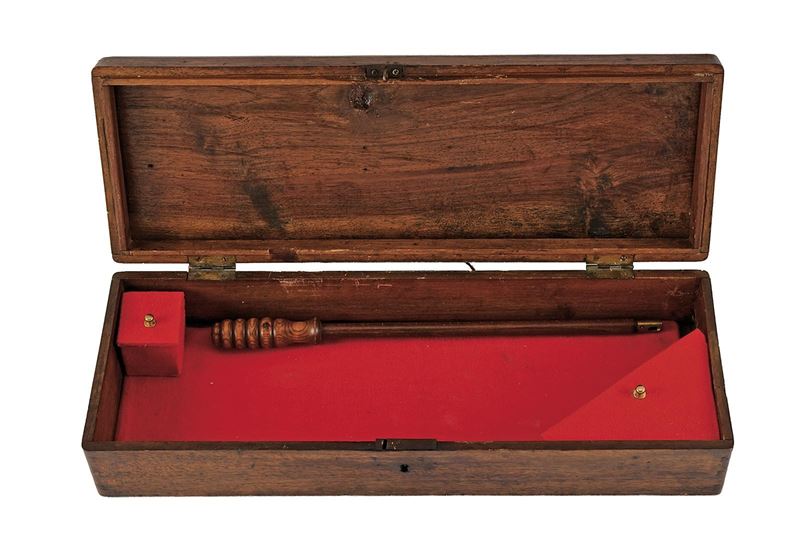Cassetta per pistole, contenitore in legno rettangolare con coperchio e maniglia in ottone