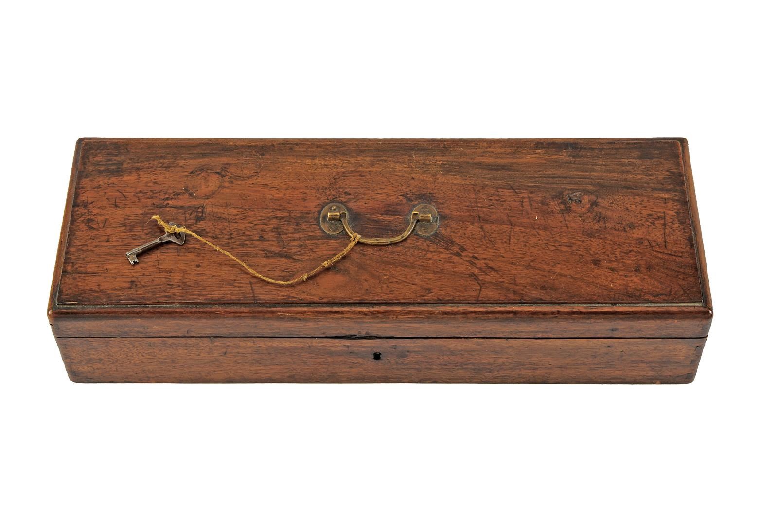 Cassetta per pistole, contenitore in legno rettangolare con coperchio e maniglia in ottone