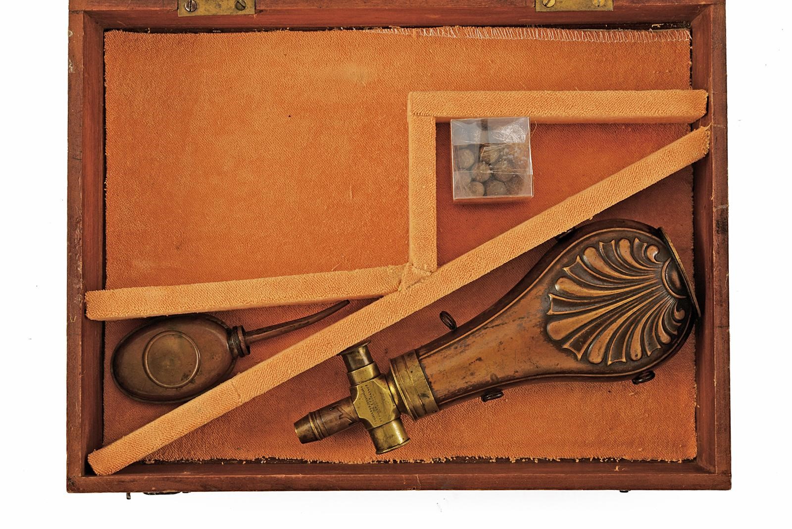 Cassetta per revolver in legno rivestita in tessuto arancio con fiasca da polvere e componenti in...