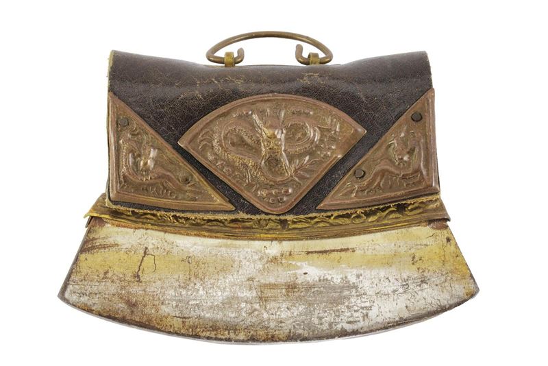 Accendiesca, tecnica Tibet, placca in ferro con contenitore in pelle e decorazioni in rame a rili...