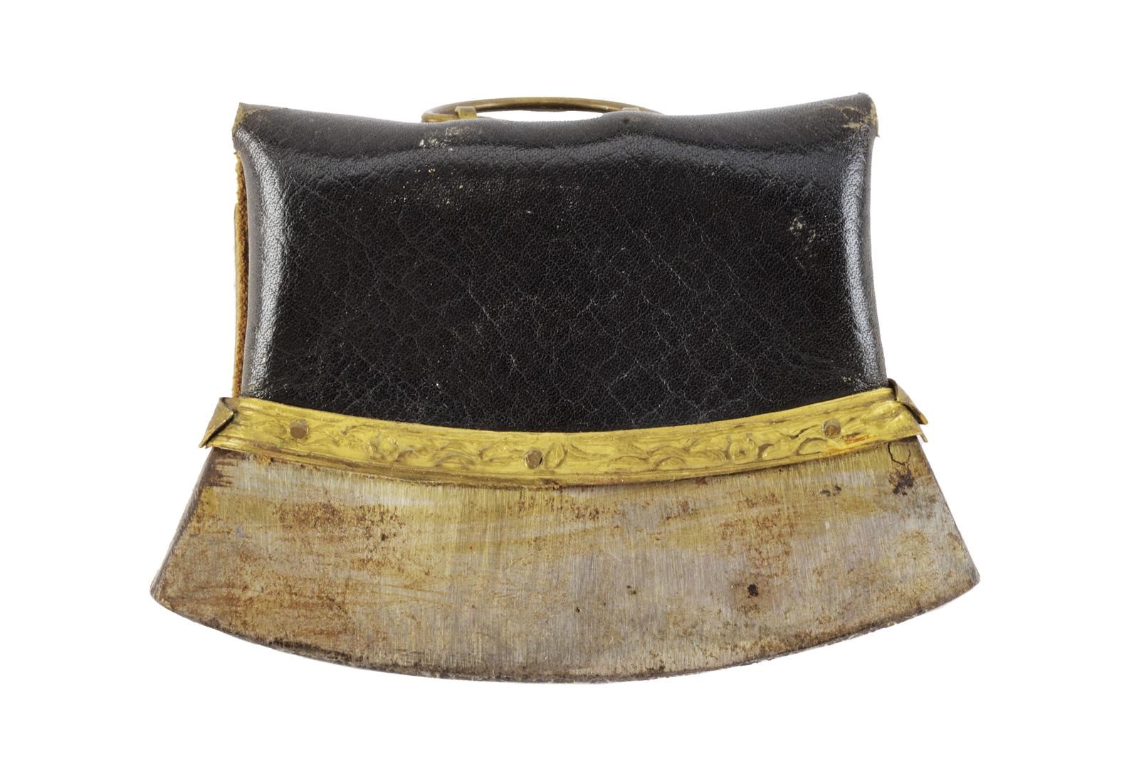 Accendiesca, tecnica Tibet, placca in ferro con contenitore in pelle e decorazioni in rame a rili...