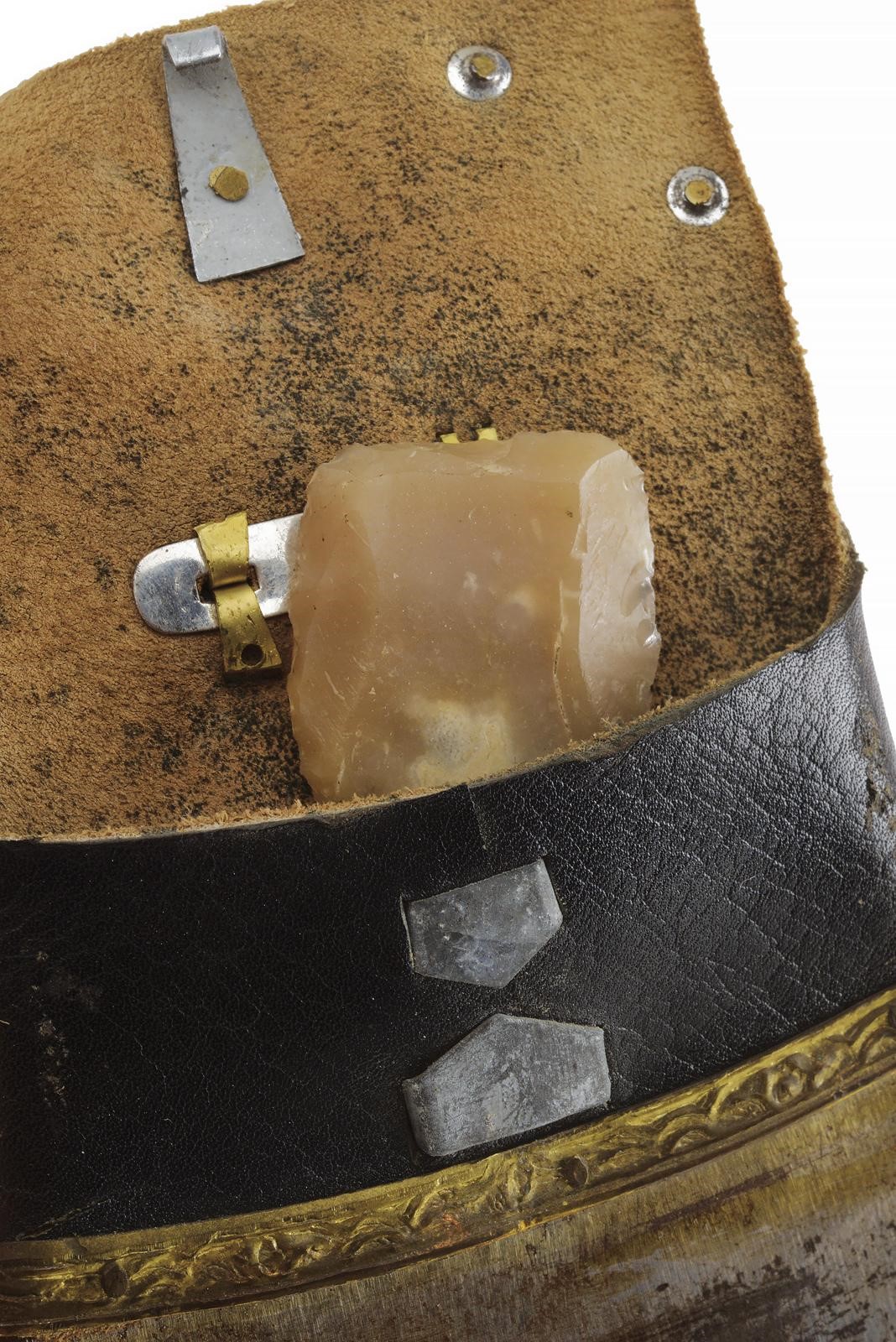 Accendiesca, tecnica Tibet, placca in ferro con contenitore in pelle e decorazioni in rame a rili...