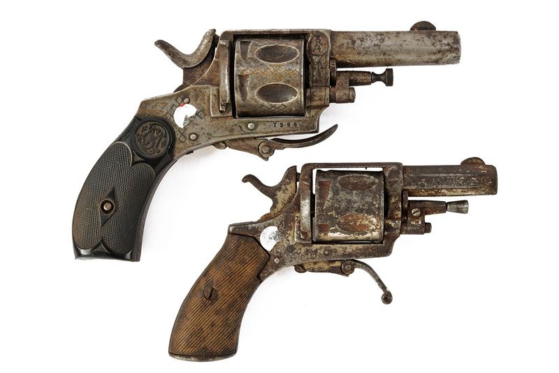 Militaria, Due revolver a percussione centrale, calibro 7 mm e .320, percussori e incisioni