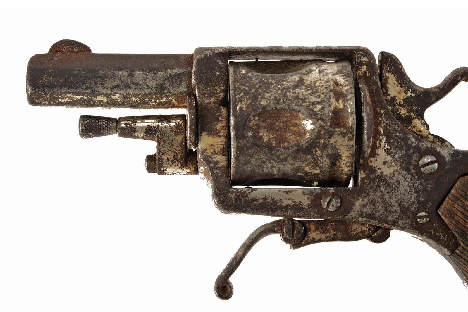 Militaria, Due revolver a percussione centrale, calibro 7 mm e .320, percussori e incisioni