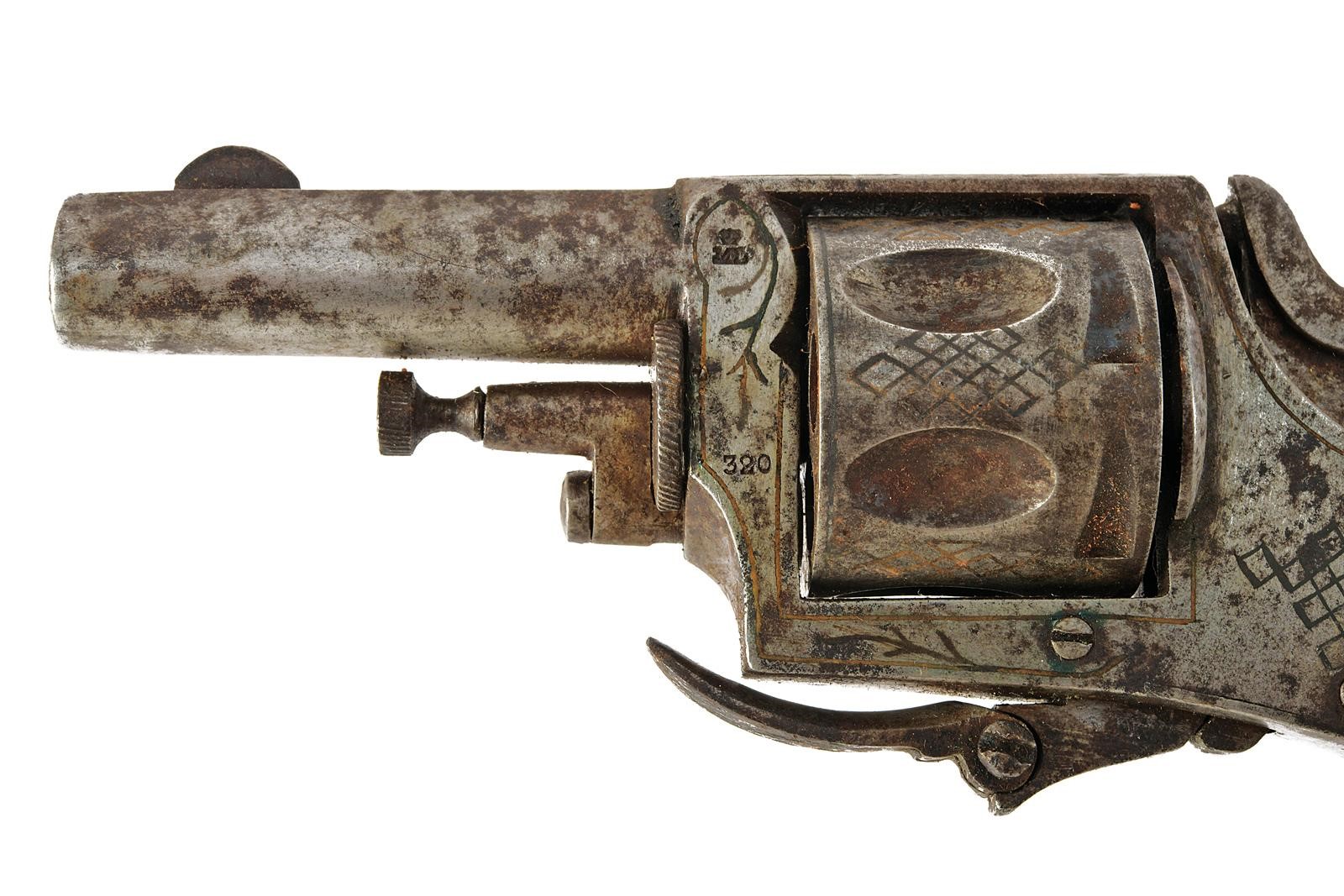 Militaria, Due revolver a percussione centrale, calibro 7 mm e .320, percussori e incisioni
