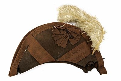 Chapeau de bras, copricapo in feltro con decorazioni a motivo araldico